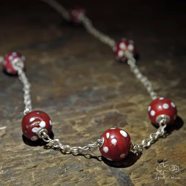 Collana trade beads con vaghi provenienti dal Mali e raccordi in maglia romana d'argento 00