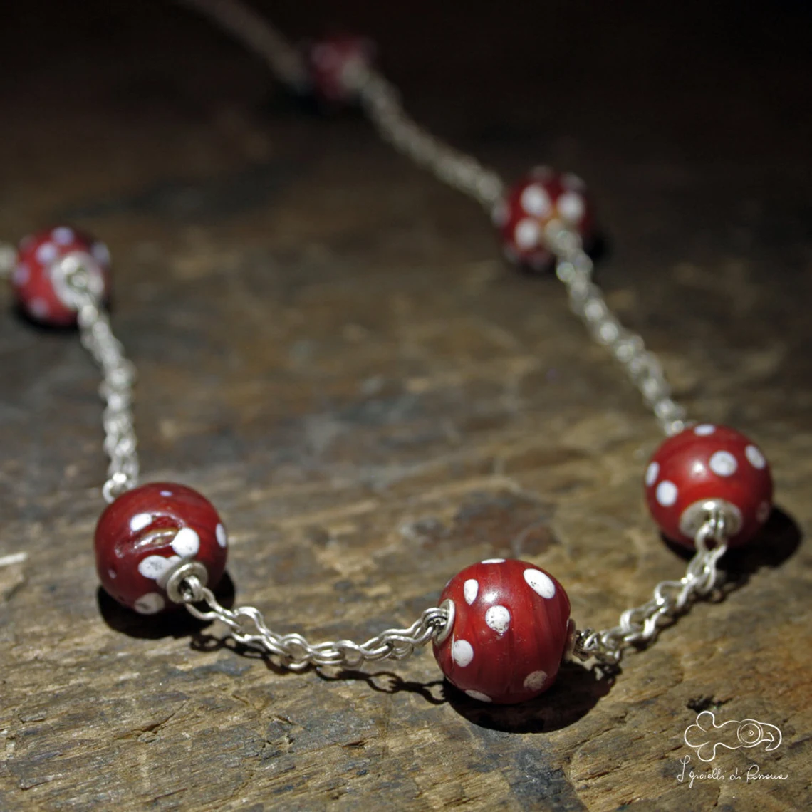Collana trade beads con vaghi provenienti dal Mali e raccordi in maglia romana d'argento 00